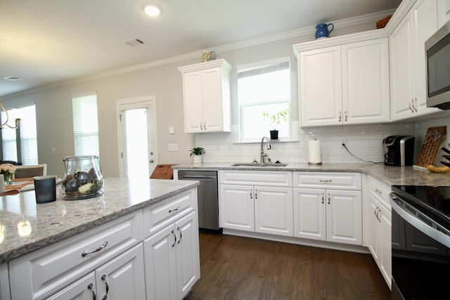 144 Caroleton Dr, Grovetown, GA 30813 - kitchen with stainless steel appliances, a sink, crown molding, backsplash, and white cabinets