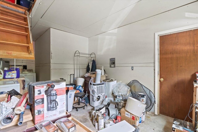 garage featuring washing machine and clothes dryer