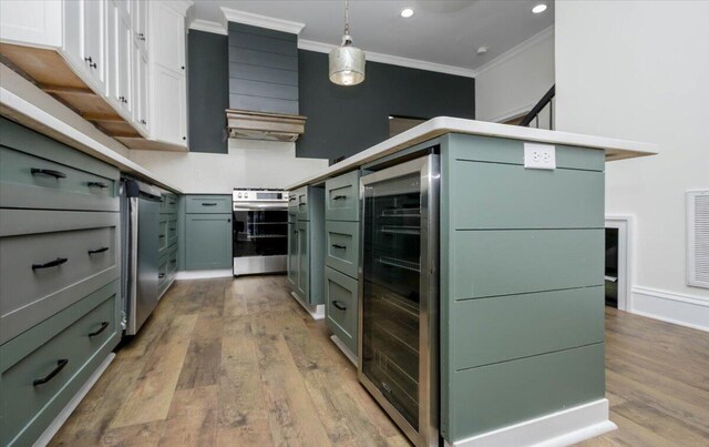 925 Beman St, Augusta, GA 30904 - kitchen featuring wine cooler, crown molding, wood finished floors, pendant lighting, and recessed lighting