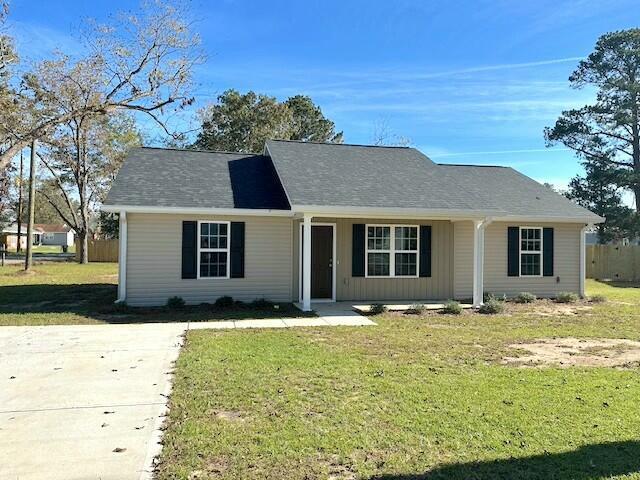 single story home with a front lawn