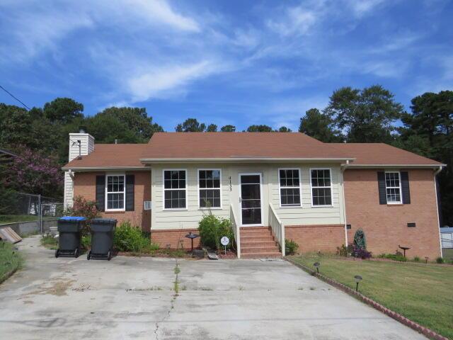 view of front of property featuring a front yard