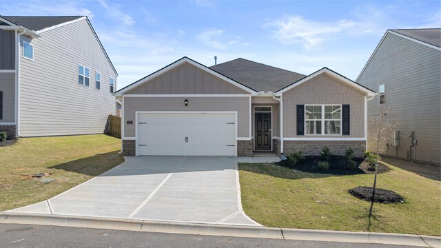 view of front of property featuring a front yard and a garage