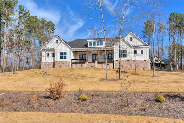 view of front of property featuring a front lawn and a porch