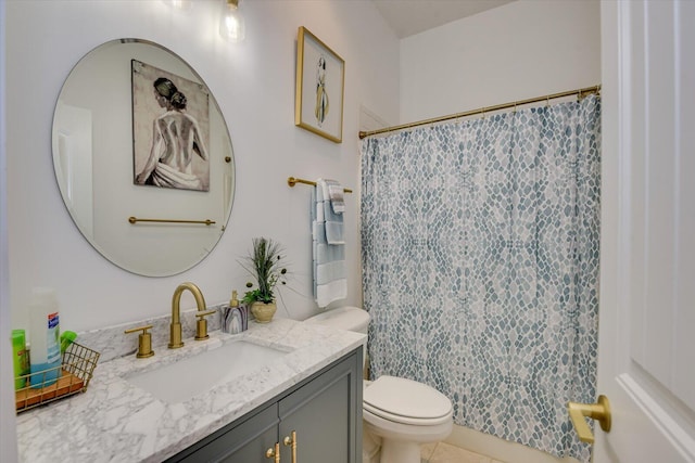 bathroom with a shower with shower curtain, vanity, and toilet