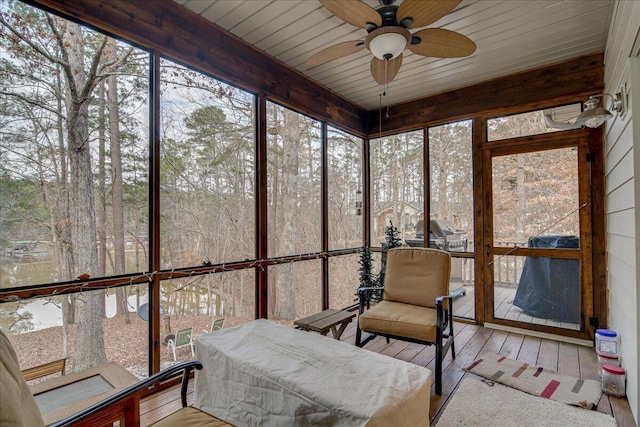 sunroom featuring ceiling fan