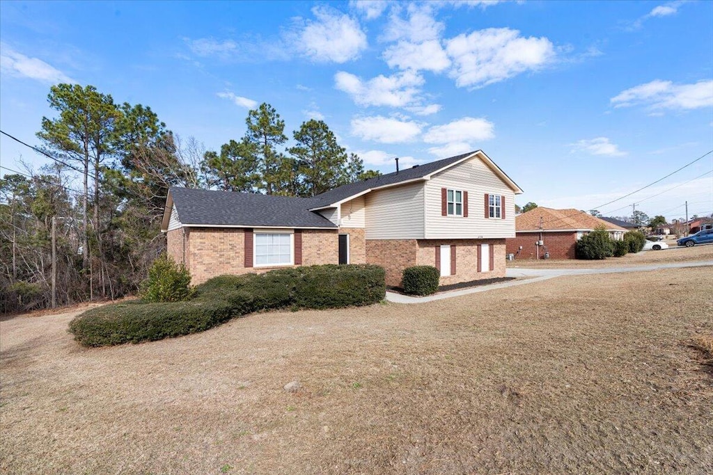 tri-level home featuring a front lawn