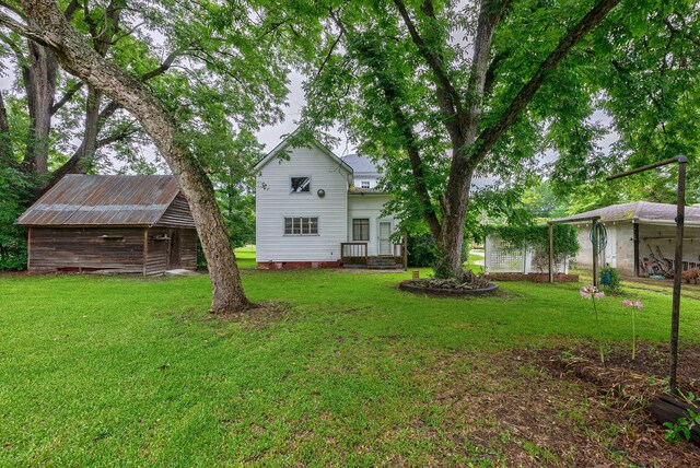 view of yard featuring an outbuilding