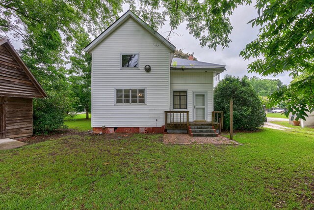 back of house featuring a lawn