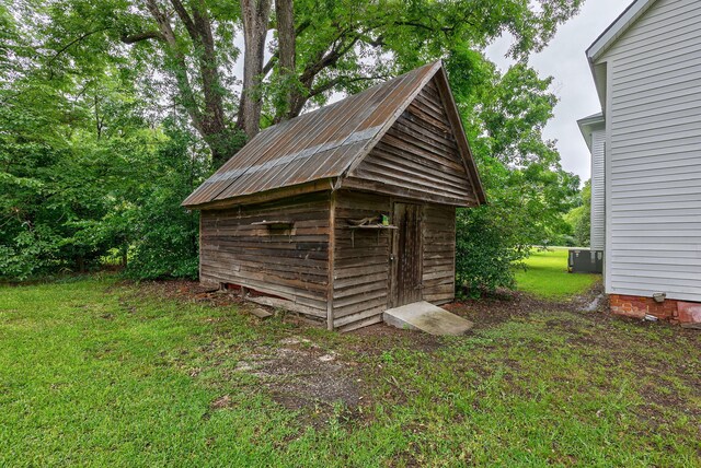 view of outdoor structure with a yard