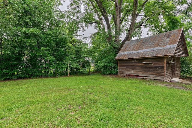 view of yard with a shed