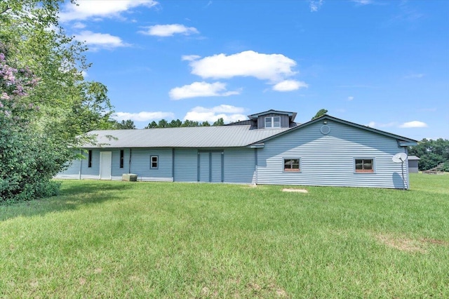 back of house featuring a lawn