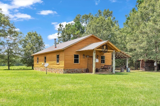 view of front of home featuring a front lawn