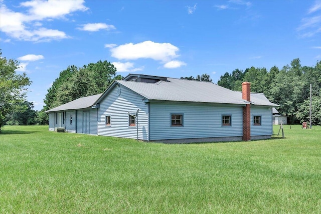 back of house featuring a lawn