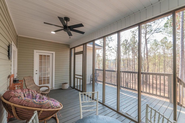 sunroom with ceiling fan