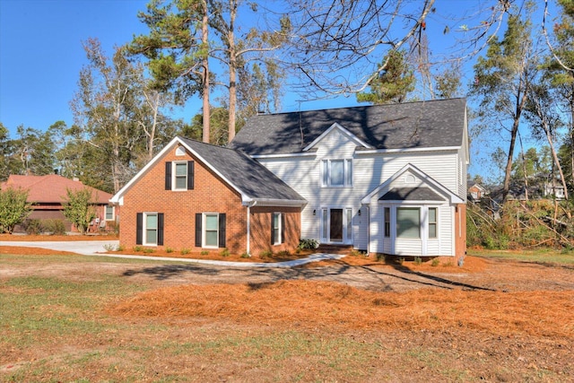 view of front of home featuring a front yard