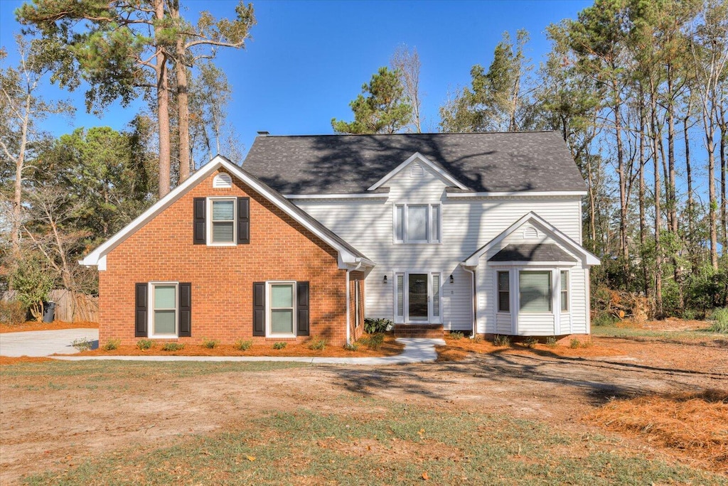 view of front of property featuring a front lawn