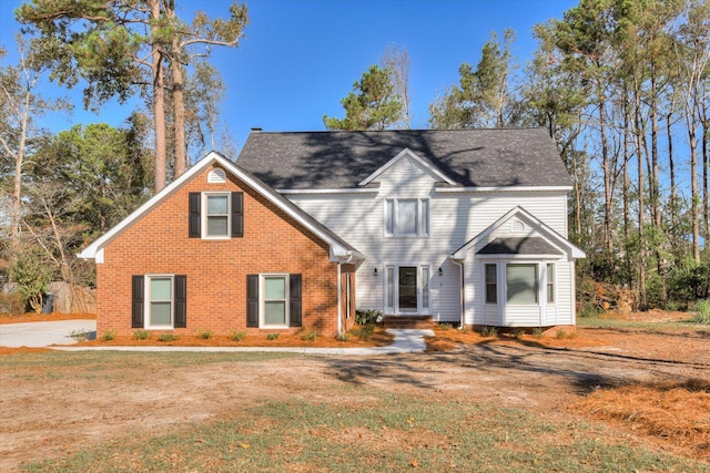 view of front of property featuring a front lawn