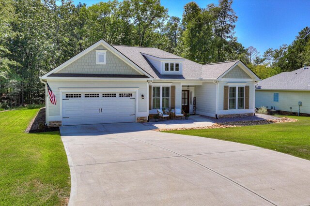 view of front facade featuring a front yard and a garage