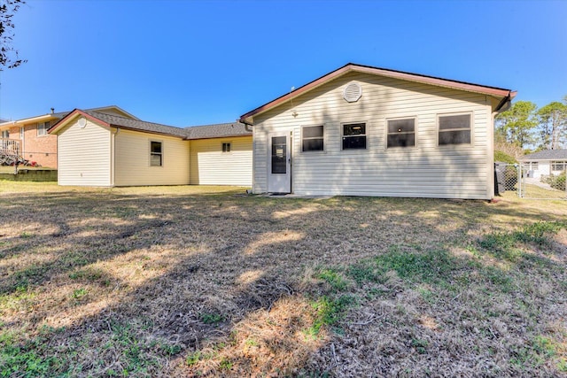 view of front facade with a front lawn and fence