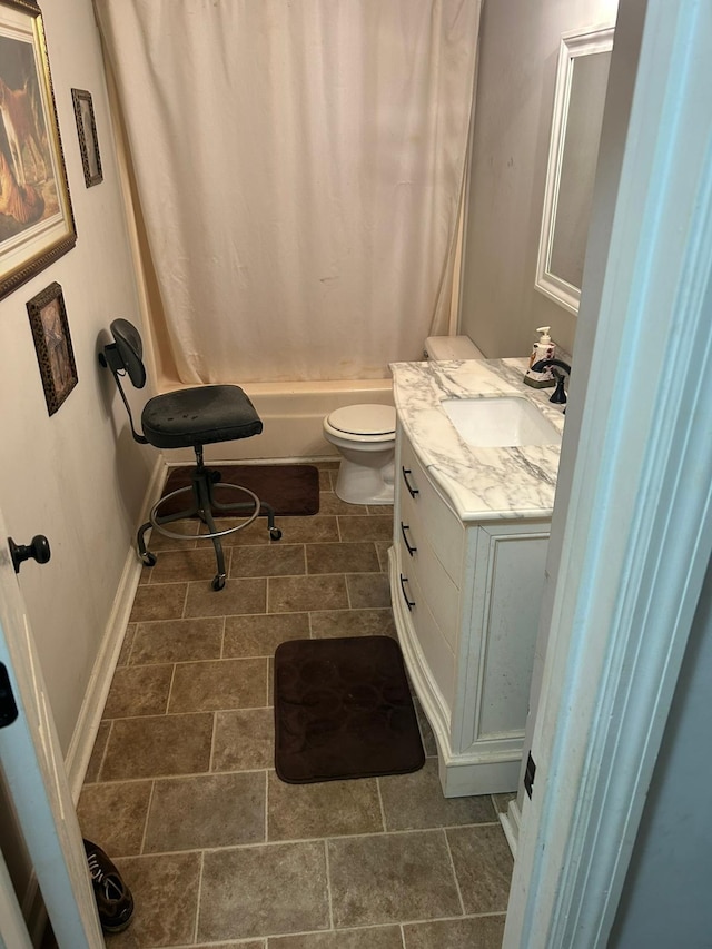 full bathroom with baseboards, shower / tub combo with curtain, toilet, and vanity