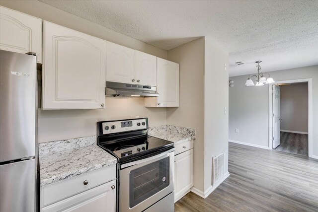 2913 Kings View Dr, Augusta, GA 30909 - kitchen with stainless steel appliances, under cabinet range hood, a chandelier, wood finished floors, and a textured ceiling
