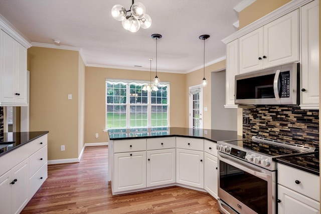 5107 Windmill Pl, Evans, GA 30809 - kitchen with stainless steel appliances, a chandelier, a peninsula, light wood finished floors, and crown molding