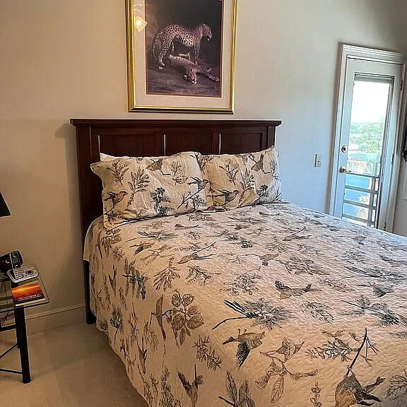 bedroom with carpet flooring