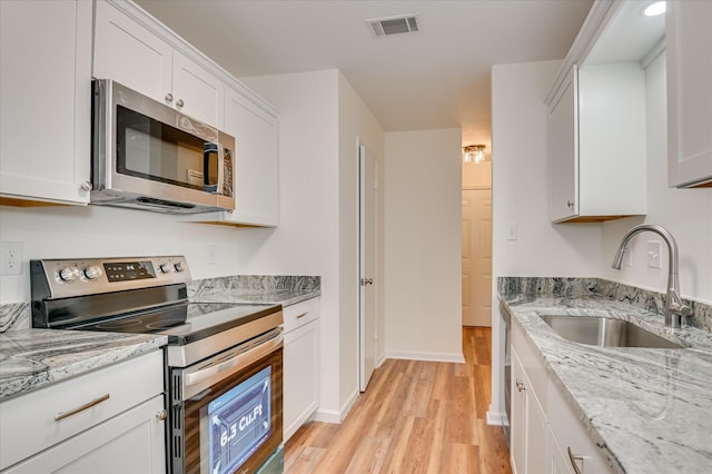 355 E Park Way Ct, Martinez, GA 30907 - kitchen featuring stainless steel appliances, a sink, light wood-style flooring, white cabinets, and baseboards
