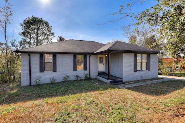 view of front of house featuring a front lawn