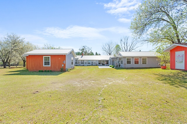 view of yard with an outbuilding