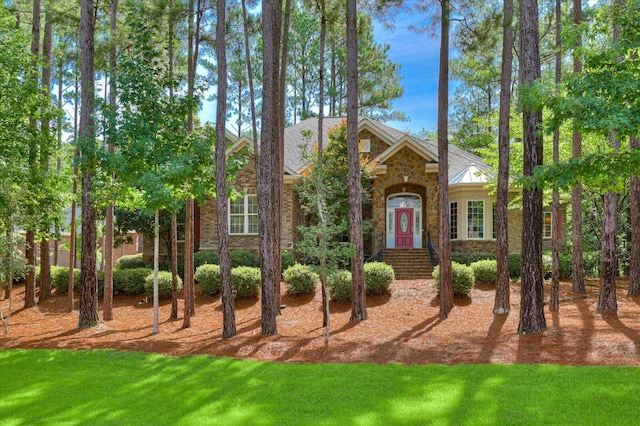 view of front of house featuring a front yard