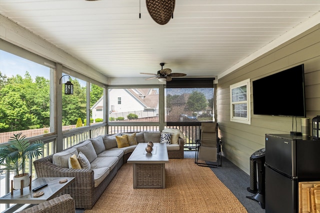 sunroom / solarium featuring an outdoor hangout area and ceiling fan