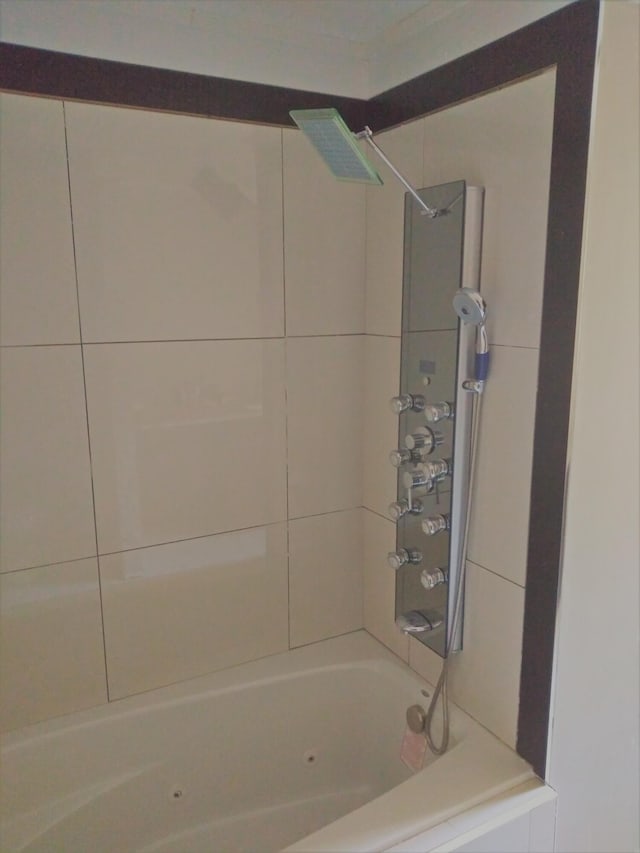 bathroom featuring tiled shower / bath combo