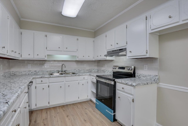 kitchen with a sink, light wood-type flooring, a textured ceiling, under cabinet range hood, and stainless steel electric range