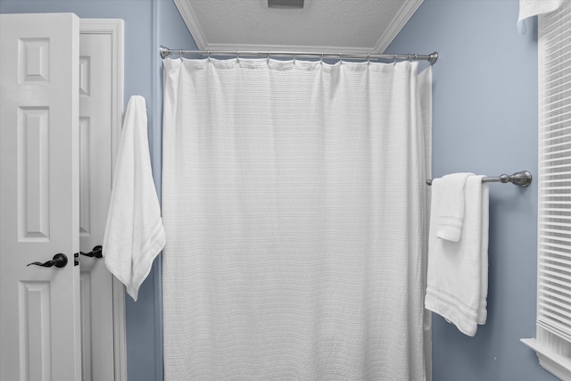 429 Cambridge Cir, Martinez, GA 30907 - full bathroom featuring crown molding, a textured ceiling, and curtained shower