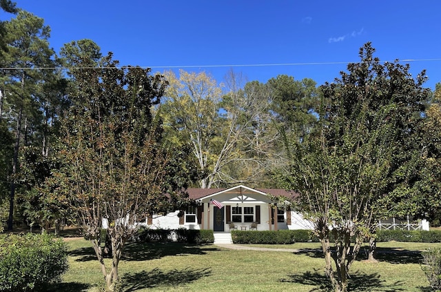 view of front facade featuring a front yard