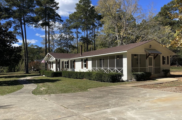 ranch-style house with a front lawn and roof with shingles