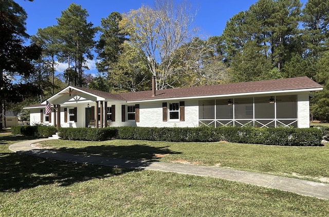 single story home with ceiling fan, a chimney, a front lawn, and roof with shingles