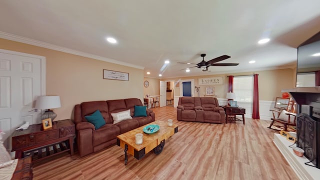 living room with recessed lighting, light wood-type flooring, a ceiling fan, and crown molding