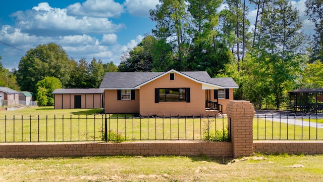 ranch-style home featuring a front lawn