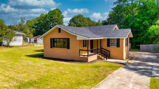 view of front of house featuring a front yard