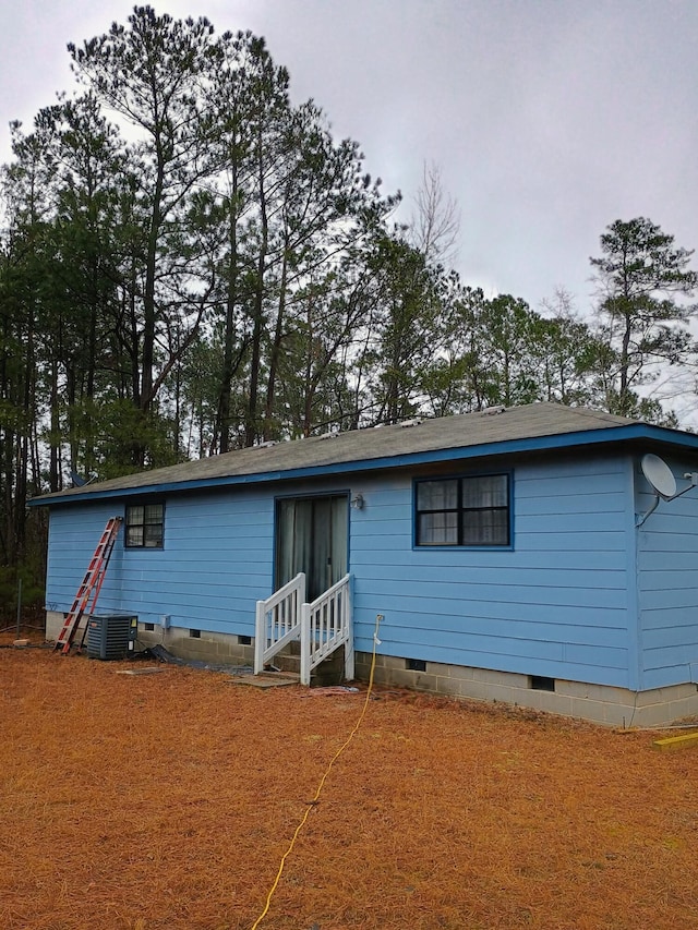 view of front of property featuring entry steps, crawl space, and cooling unit