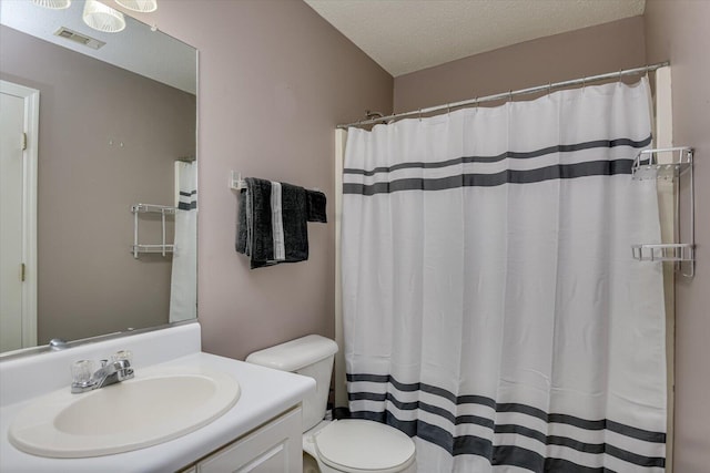 full bathroom with a textured ceiling, toilet, vanity, visible vents, and a shower with curtain