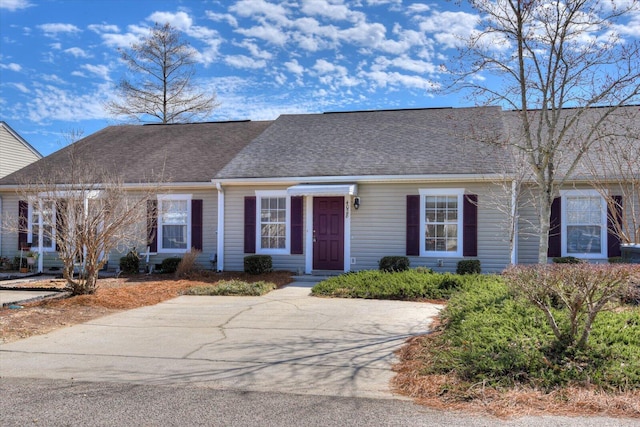 view of front of property featuring a shingled roof