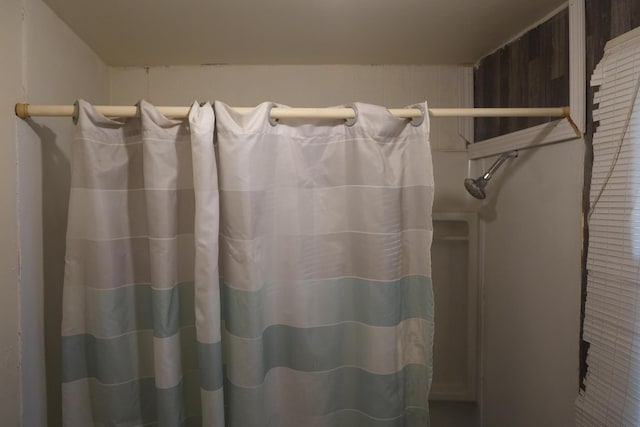 bathroom featuring a shower with shower curtain