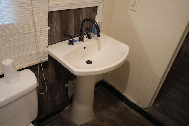 bathroom featuring toilet