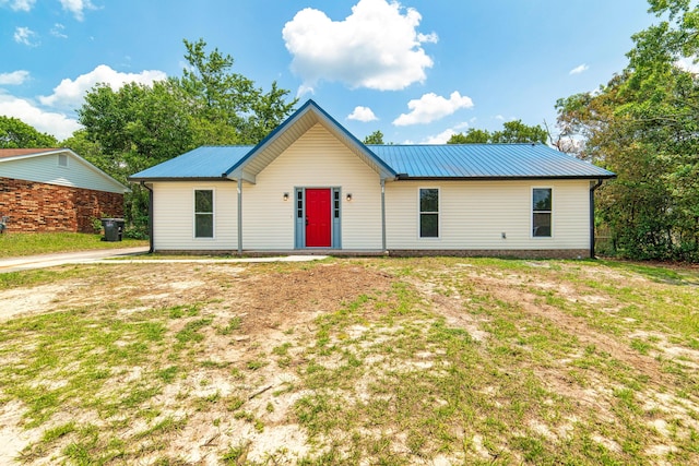 view of front of home with a front lawn