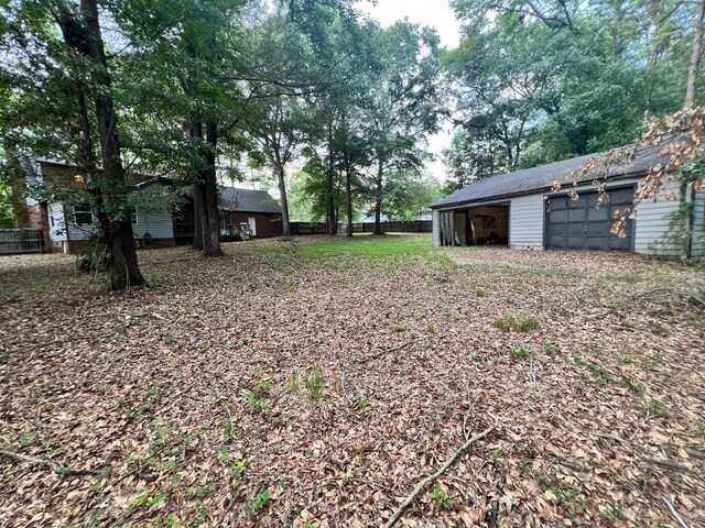 view of yard with an outbuilding