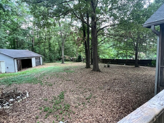 view of yard featuring an outbuilding