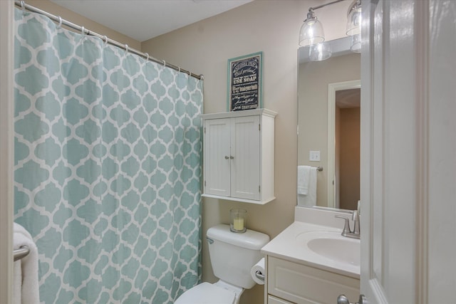 full bathroom featuring toilet, curtained shower, and vanity